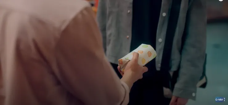 最終還是把食物交出去了！