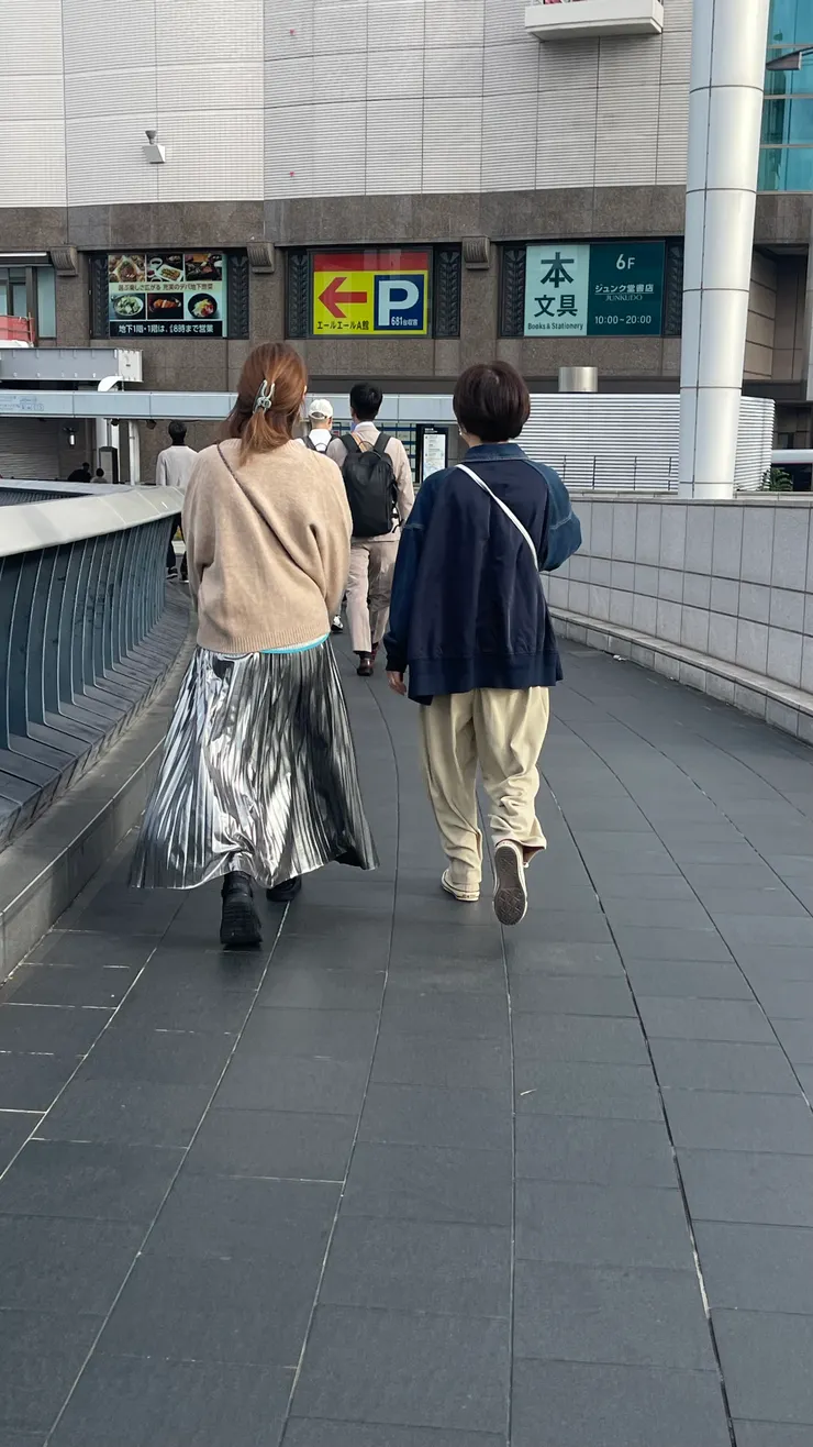 好喜歡看日本女生的穿搭，早知道也把銀色裙子帶來