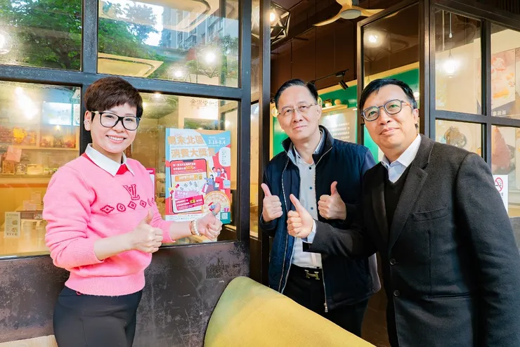 經濟及科技發展局聯同商會到北區為參與商戶張貼海報(3)