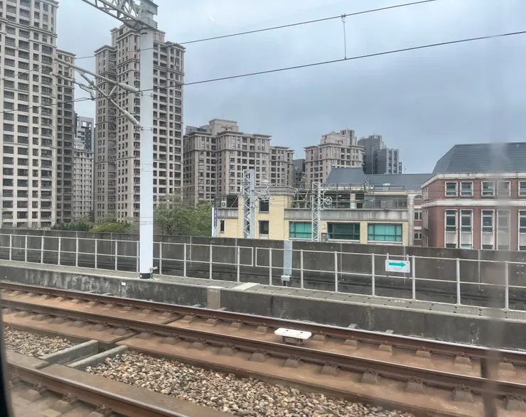 窗外的城市,在移動。