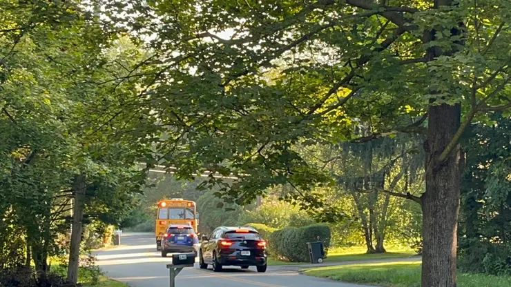 早上八點多校車準時到家門口，將我們家的中學新鮮人載去上學了