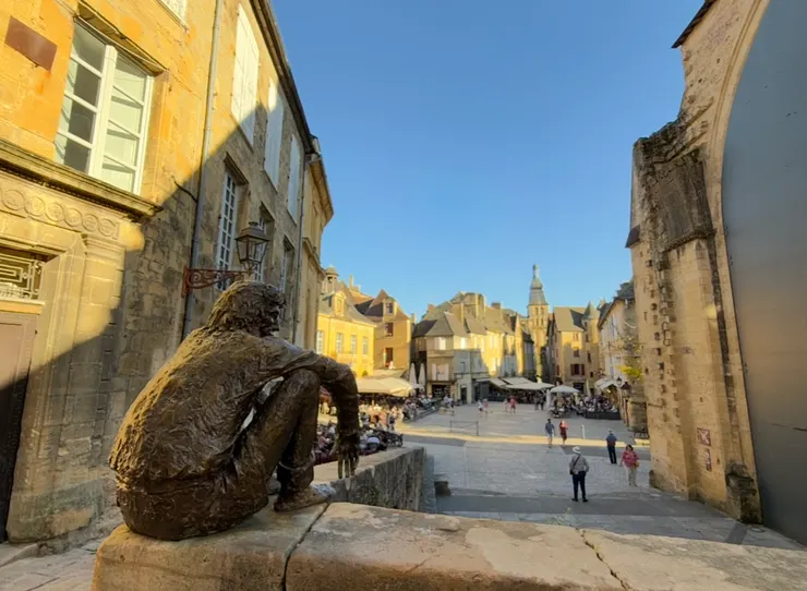 自由廣場前的雕像，我們一天要見面好幾次