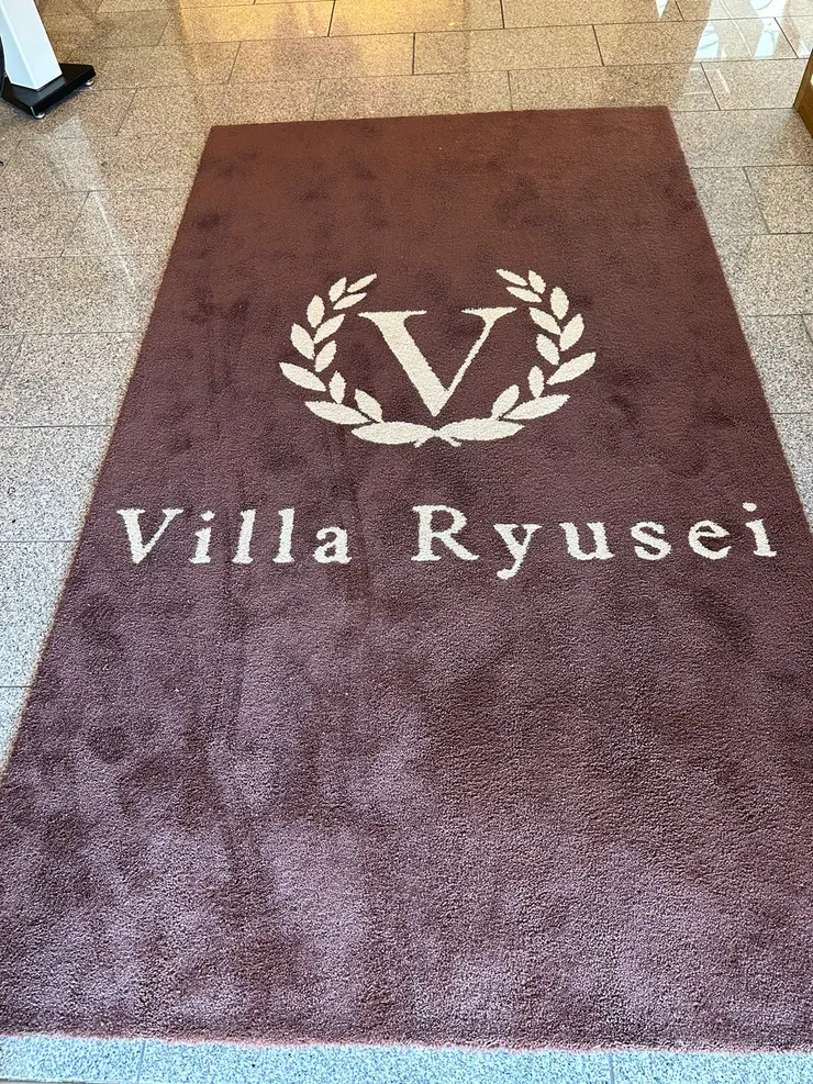 入口的踏墊，用紫藤花瓣圖案對客人表示歡迎之意!