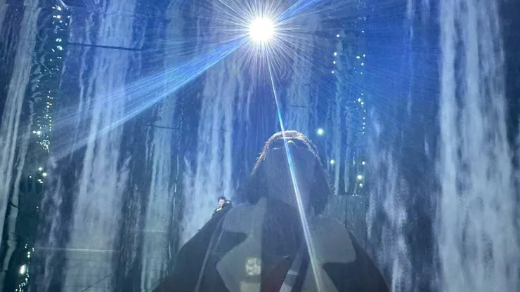 很喜歡這張，彷彿有種黑暗中迎向光明的正向感。