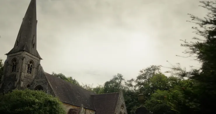 陰暗的教堂,不只遮住光,也映照了人心深處的狀態。