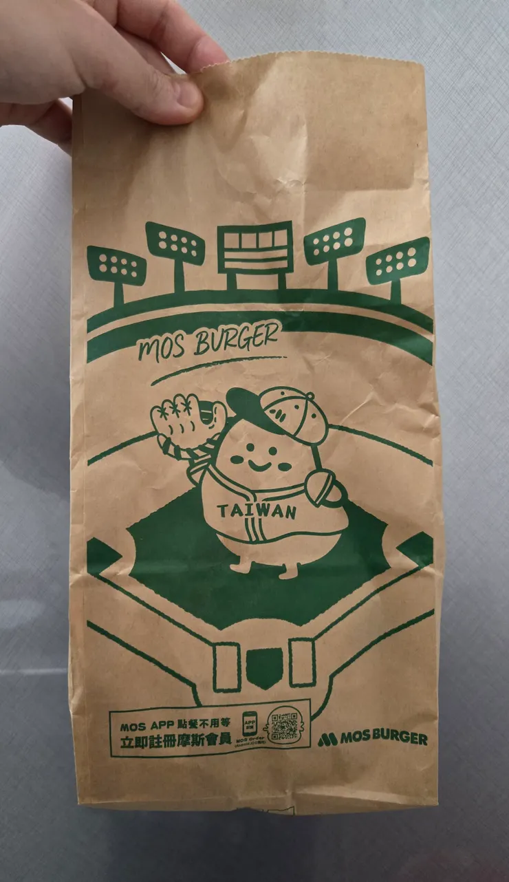 就連紙袋都是棒球的風格，正反兩面都不同的樣式