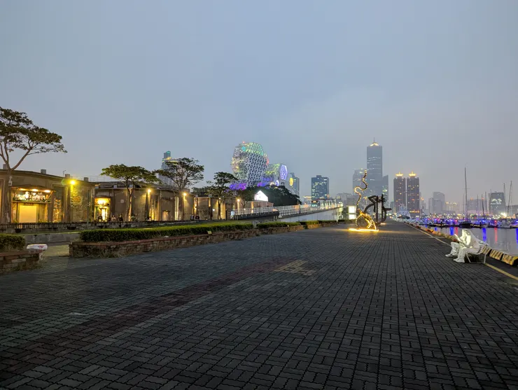 遠眺85大樓、蜂巢音樂館、漢神百貨