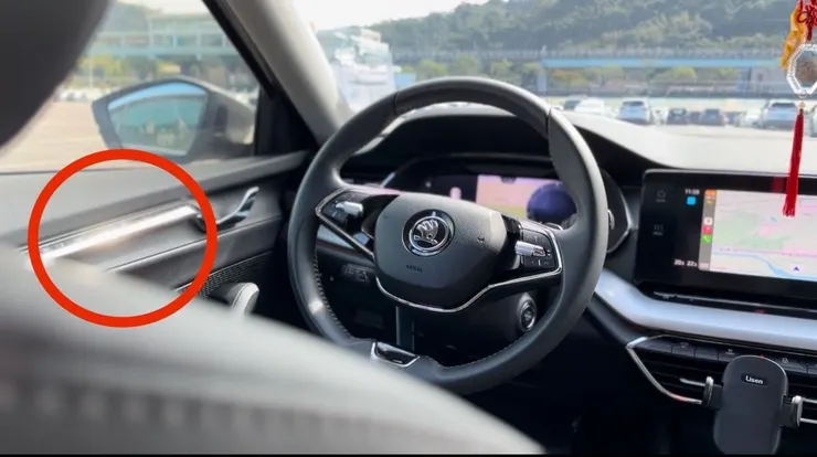 車內飾板反光嚴重