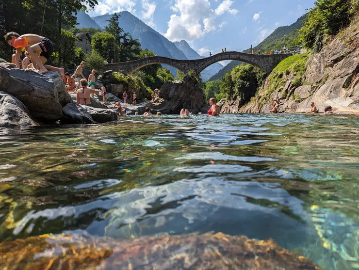 Ponte dei Salti 和旁邊清澈沁涼的溪水