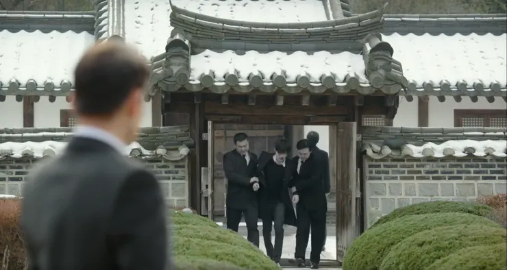 他看著年輕的自己是什麼心情呢？