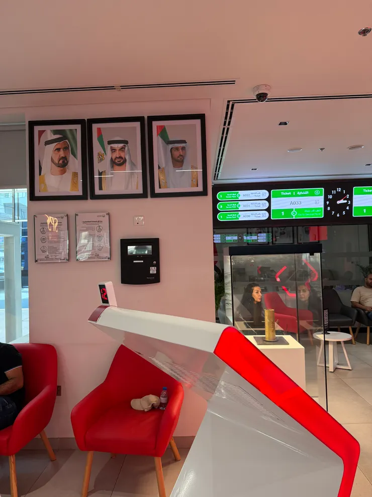 會到處放國王們及領導者的照片，表示敬意