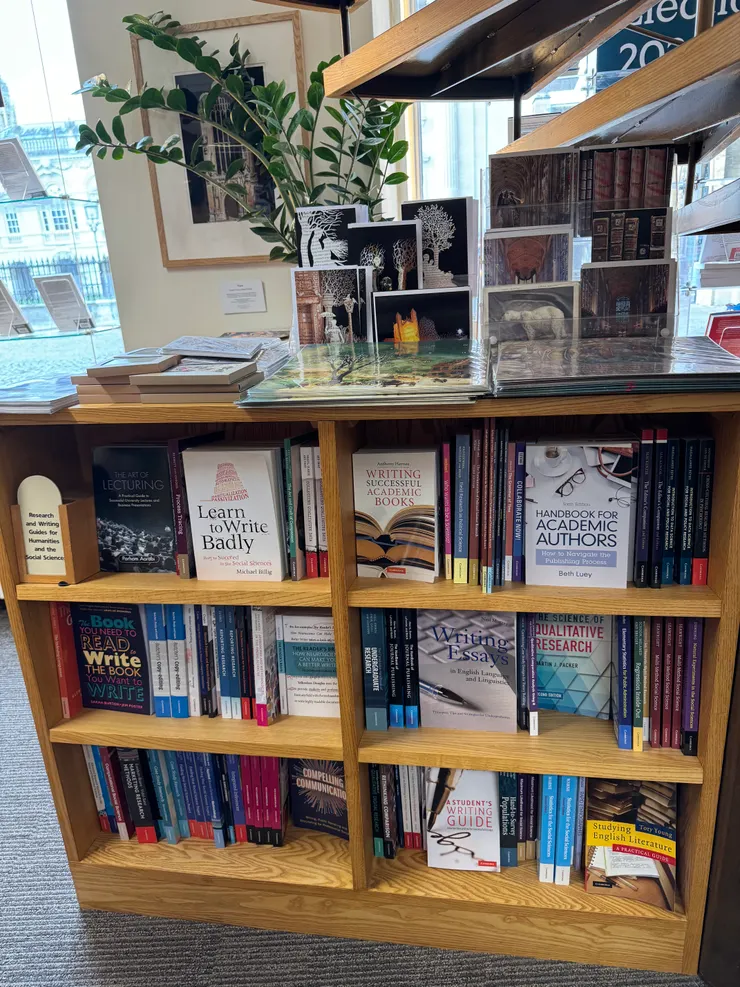 很多的書還有出版物