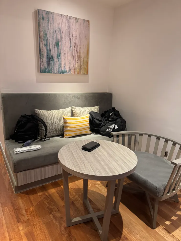 這個小客廳很好用，吃飯耍廢都在上面