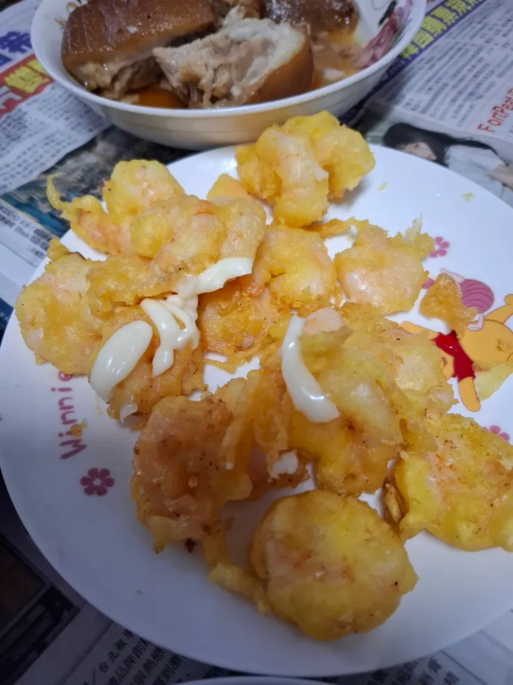 阿白終於吃到阿姨剝的蝦蝦。