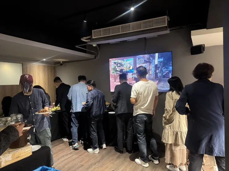 賓客舉杯暢飲，笑聲與音樂交織，現場氛圍熱烈