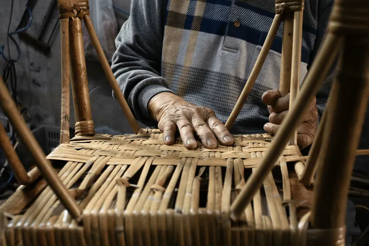 ▲賴騰芳的雙手除了有歲月的紋路，也有著六十年的藤編印記。呂國維攝。