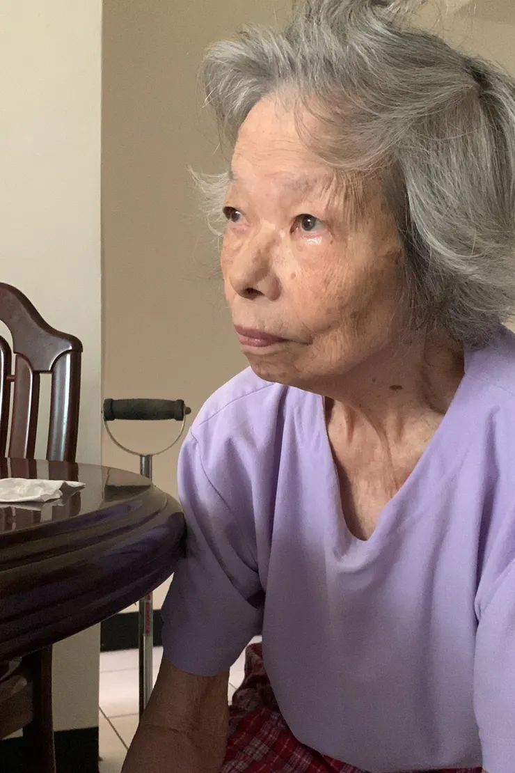 望著窗外放空的阿嬤。2023/10