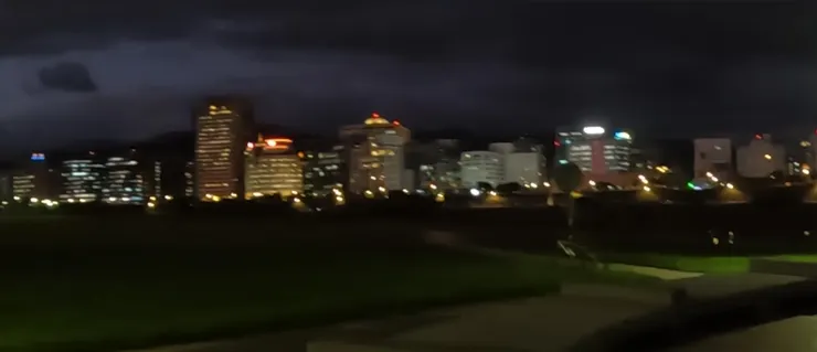 10月的天黑得很快。