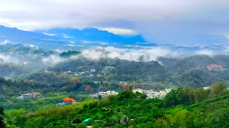 【新綠參差雨乍停遠眺連峰生雲海】