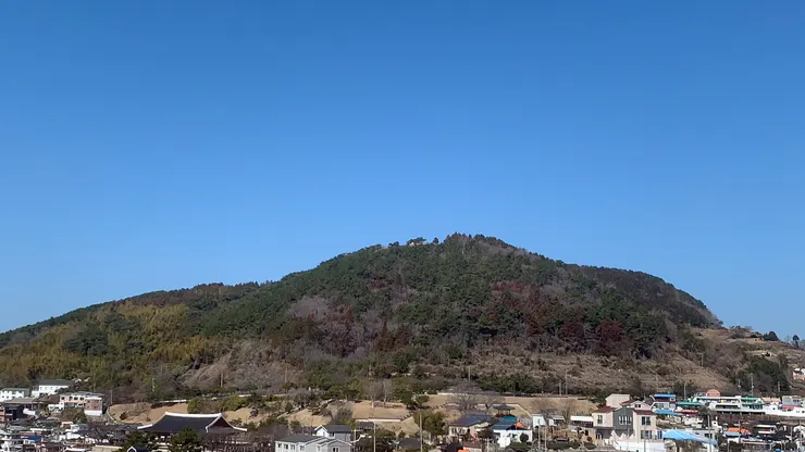 看的出來遠方山上有涼亭。