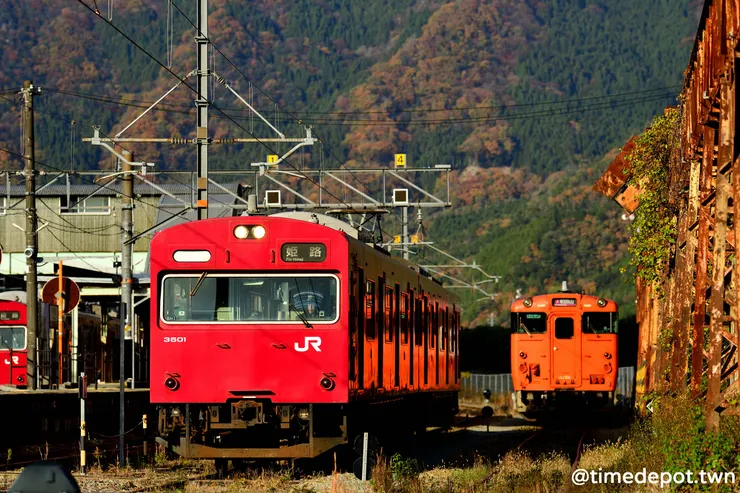 播但線至今絕大多數班次仍是以日本國鐵車輛服務，猶如一條時光凍結的產業鐵道