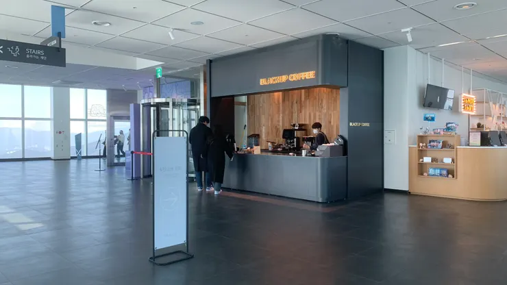 店面走整潔文青風格。