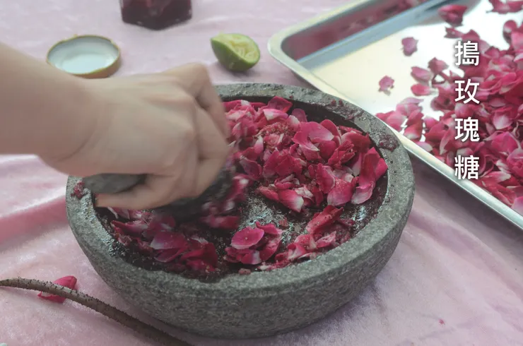 用新鮮的玫瑰花瓣現搗玫瑰糖 我們做著《紅樓夢》裡的玫瑰滷子