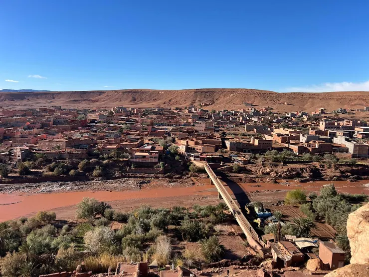 從高處看跨越瓦底河的橋