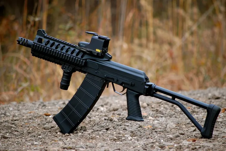 裝上EOTECH全像瞄準鏡和寬型前握把的短管Saiga-12