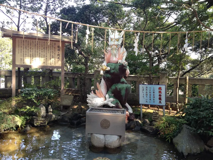 然後是錢洗白龍王，把錢用竹簍裝著放進池內洗一洗可提升運氣及財運～