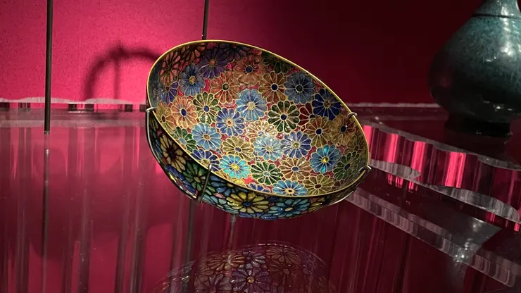 這居然是日本明治時代的「杯」，我還以為它是碗，上面的玻璃琺瑯彩繪好美