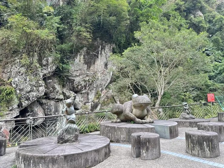 各式各樣的青蛙石頭裝置，但這還不是青蛙石本人喔！