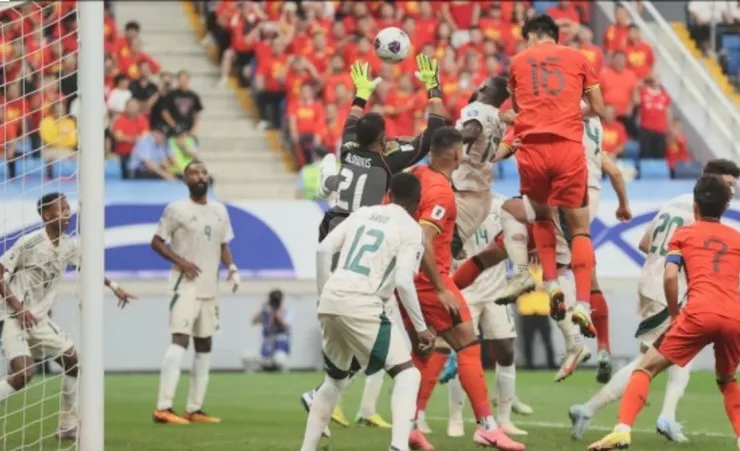 蔣聖龍迫使對方球員頂入自己龍門