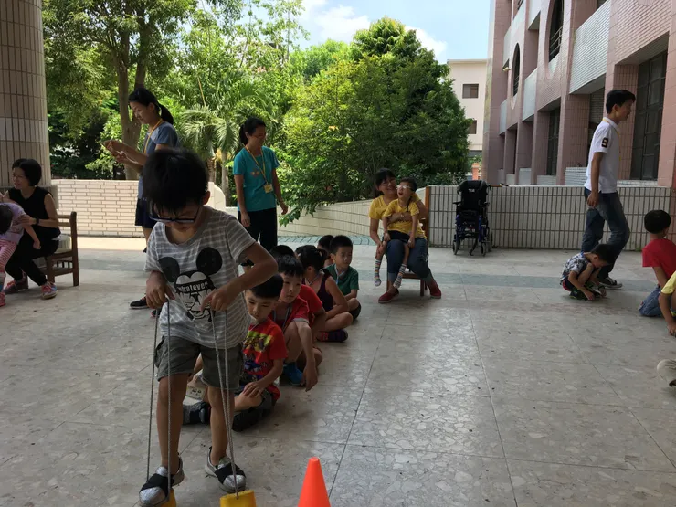 兩周的體驗營也有體育課，在穿堂裡玩大肢體動作遊戲。