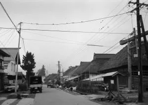 剛被選定時的舊照片,當時大內宿的街道上還有許多雜亂的電線、有瀝青鋪設的道路以及現代屋頂的民家等/照片來源:網頁資訊