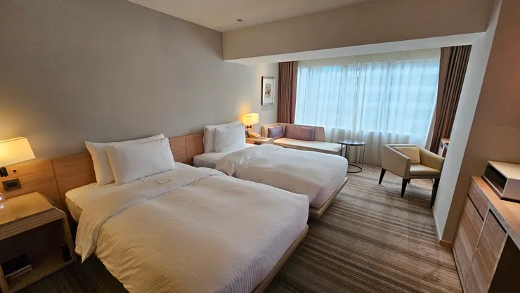 這是我和儒儒都很喜歡的和逸飯店台北忠孝館!房間配色看起來好溫暖!