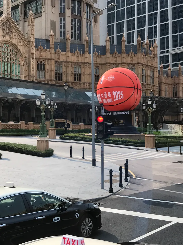 這是我坐車等交通燈時拍下的。我挺喜歡球形的東西，尤其這麼巨大的。