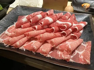 即使有許多很香的湯頭和沾醬，也可以選擇不去使用吧！也可以選擇不吃主食，例如白飯或王子麵都不吃，這樣一樣可以達到減重的目標。在吃火鍋時要要謹記自己是可以持續維持體重的人，這樣吃完後也不會有太多的罪惡感。