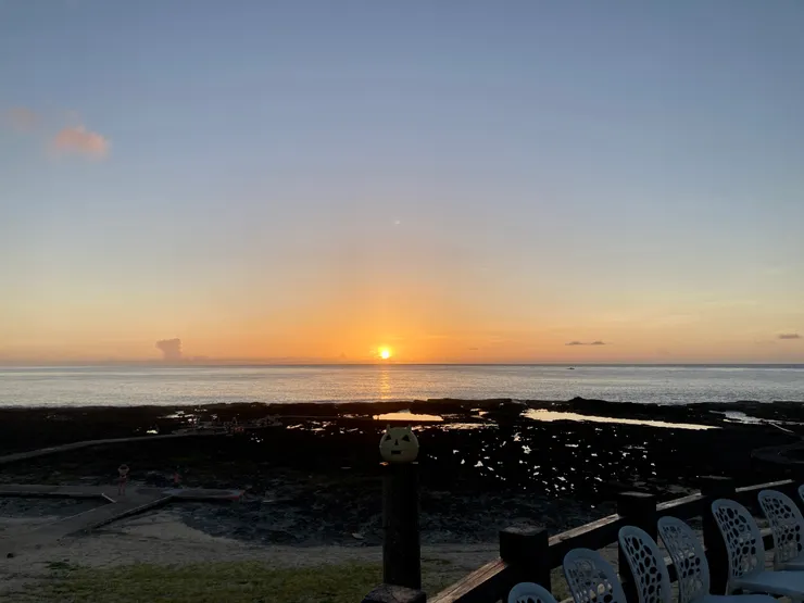 清晨五點多的朝日溫泉，邊泡溫泉邊看日出