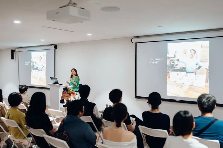 這張投影片就是咖啡館老闆心中滿意的擺拍照，哈！｜來源：市立臺中市立美術館