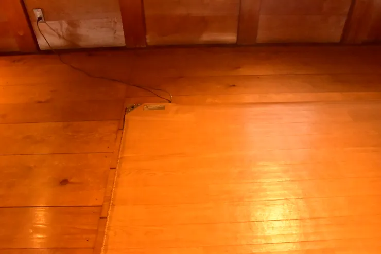 仔細看還會怕遊客腳冷，提供木色的電熱墊🤣