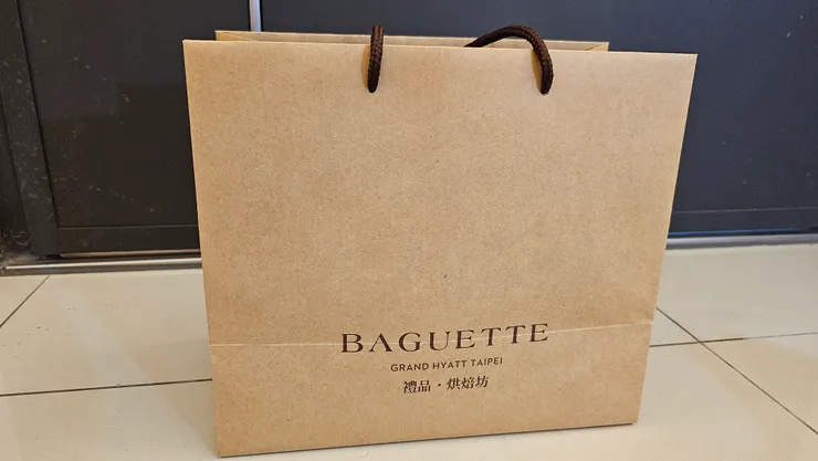 在台北君悅酒店的烘焙坊買麵包回家吃!