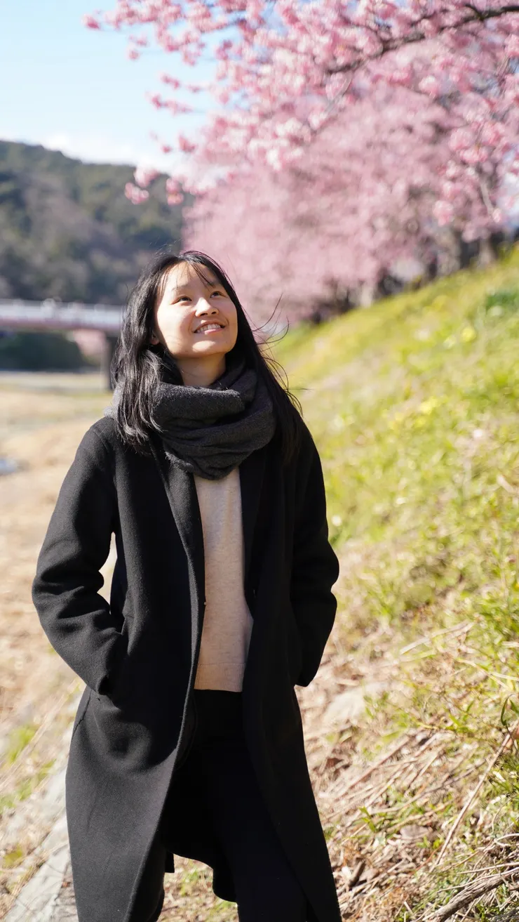 日本人把櫻花視為國花，是大和精神的象徵，因為它開得絢爛，死得壯烈。     而且櫻花盛開的時候枝上只有鮮紅(或粉紅、紫紅)的花朵，沒有樹葉，而且一開幾千幾萬朵，更特別的是常常在一夕之間同時開放，滿山滿谷全都是，但是花期又很短，往往也在一夕之間全數凋萎飄落，尤其是吉野櫻這個品種，花瓣還鮮嫩著時便飄然散落，那種正當盛開便凋萎死去，這種悲愴之美，蠻符合日本文學與美學的追求，難怪他們對賞櫻是這麼狂熱。