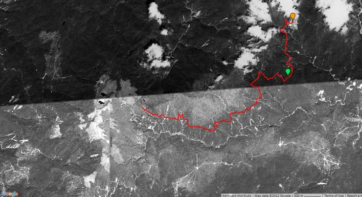 場長藉由農林航空所航照輔助所描繪的茂興線路線圖，不過即便如此，圖中的紅線仍只畫出了路線表定長度的一半(約10.7km)，橘色和綠色圖釘分別是今日太平山和茂興站的位置（航照判讀涉及主觀判斷，僅供參考。底圖：Corona衛星影像(1966)；來源：中研院臺灣百年歷史地圖）