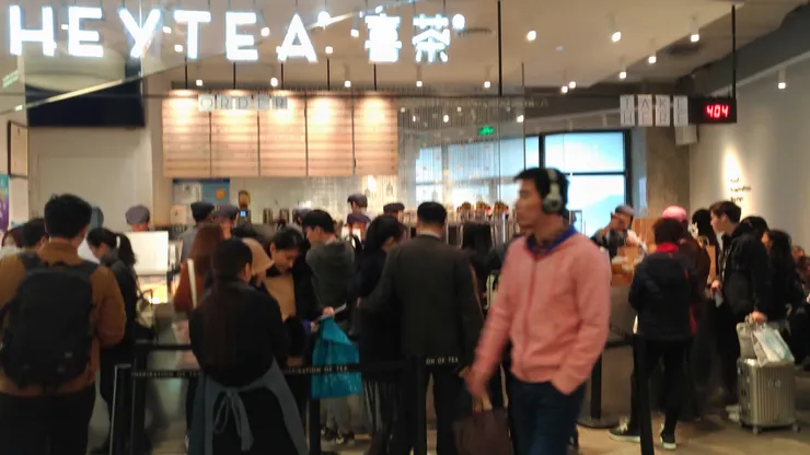 喜茶，網紅茶飲創始品牌，以創意口味打敗珍奶發源地台灣品牌，每一杯都充滿新奇感，讓人忍不住拍照打卡、好奇一試。