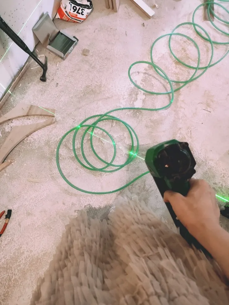 這會我也是個拿釘槍的女人了~😏 （其實也就讓我釘了四根....）