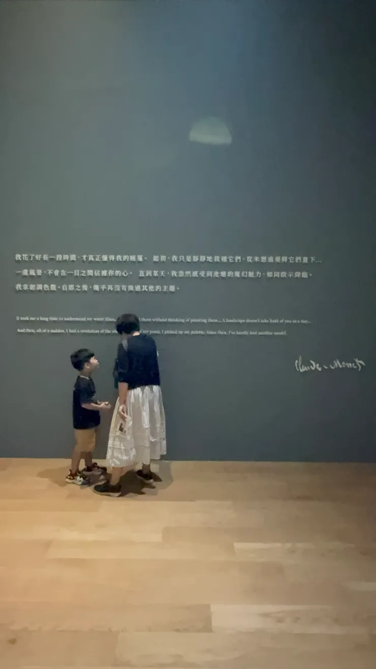 和孩子解釋牆上的文字