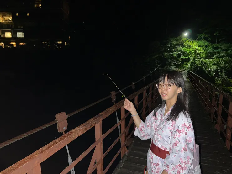 手上還拿著路邊拔來的草，大晚上的不要出來嚇人！