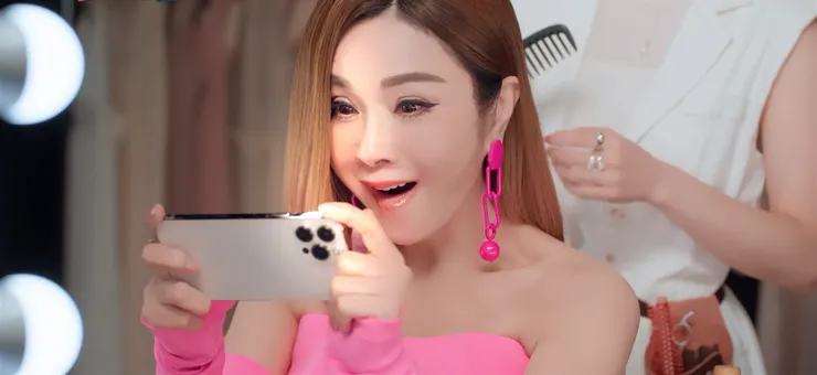 「全台最美歐巴桑」陳美鳳接下手遊代言，化身「每瘋姊」。（圖／拉斯維加斯娛樂城提供）