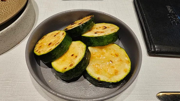 這是配菜烤櫛瓜!